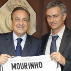 Florentino Pérez y Jose Mourinho, en una imagen del 31 de mayo del 2010, el día en qué firmó como entrenador.-ELISA ESTRADA