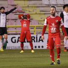 Adrián Hernández protege el balón ante el acoso de un jugador del Cacereño.-SANTI OTERO