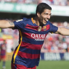Luis Suárez celebra uno de sus goles de Granada que dio el título de Liga al Barça.-JORDI COTRINA