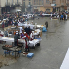 A pesar de la lluvia, nadie quiso perderse esta tradicional fiesta y catar las delicias del cerdo que se prepararon en la plaza salense.-R. FERNÁNDEZ