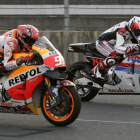 Marc Márquez y Fernando Alonso, con la Honda de MotoGP.-EFE / KIMMASA MAYAMA