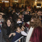 Gaspar saluda a los más pequeños mientras sus padres no pueden evitar sonreír al recordar la magia de la noche más larga del año.-SANTI OTERO