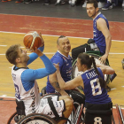 JaviVega lanza a canasta ante los jugadores delServigest Cruz y Helder, ayer.-SANTI OTERO