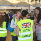 Una turista habla con personal de la Embajada británica en Egipto mientras otros hacen cola para el 'check in', en el aeropuerto de Sharm al Sheij, este viernes.-AP / THOMAS HARTWELL