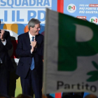 Renzi y Gentilioni, en un acto electoral del PD, el 27 de febrero.-EFE / ETTORE FERRARI