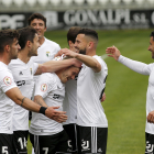 Los jugadores del Burgos celebran un gol. SANTI OTERO