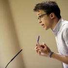 Íñigo Errejón, de Podemos, durante la rueda de prensa posterior a la junta de portavoces en el Congreso de los Diputados.-JOSÉ LUIS ROCA