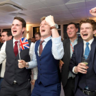 Partidarios de dejar la UE celebran los resultados en Londres.-REUTERS