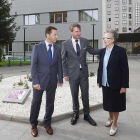 El gerente del centro, Javier Arellano, el alcalde de Burgos, Javier Lacalle, y la Superiora, Sor Purificación Río, en el inicio de la visita a las nuevas instalaciones.-RAÚL G. OCHOA