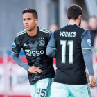 Justin Kluivert sustituye a Amin Younes y hace así su debut con el primer equipo del Ajax.-EFE / RONALD BONESTROO