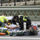 Los servicios médicos atienden a un herido.-TOBY MELVILLE