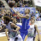 Jaramaz fuerza la penetración entre tres contrarios en un lance del partido frente al Joventut.-SANTI OTERO