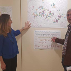 Celia Bombín y Alfonso Sanz observan los planos del Plan de Conservación.-L. V.