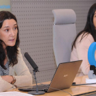 Laura Sebastián, a la izquierda, fue la encargada de presentar ante los medios la iniciativa.-ISRAEL L. MURILLO
