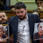 El portavoz de ERC Gabriel Rufian muestra unas fotografias durante su intervencion en la sesion de control al Gobierno hoy en el Congreso tras la declaracion y posterior suspension temporal de independencia de Cataluña-EFE/ EMILIO NARANJO