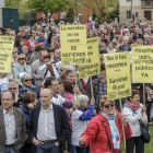 Cientos de personas se manifiestan frente al Hospital Universitario de Burgos.-SANTI OTERO