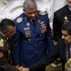 Maduro saluda al general Néstor Reverol en un acto oficial el pasado mes de enero.-REUTERS / CARLOS GARCÍA RAWLINS