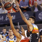 Lima intenta taponar a Fisher en un lance del partido de ayer.-ACB PHOTO / J. ALBERCH