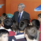 Bienvenido Nieto rodeado de niños de un colegio de Burgos, a los que dedicaba gran parte de sus esfuerzos como concejal.-Raúl G Ochoa