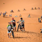 Los participantes de la Titan Desert atraviesan una zona de dunas en la primera etapa.-AFP / FRANCK FIFE