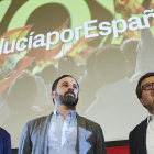 El líder de Vox, Santiago Abascal, en el centro, escoltado por su secretario general, Javier Ortega, y el candidato a presidencia de Andalucía Francisco Serrano en un mitin de las elecciones del 2 de diciembre. /-AP / GOGO LOBATO