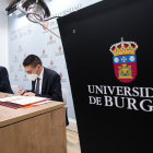 El rector de la UBU, Manuel Pérez Mateos, y el presidente de la Sociedad de Aguas, Miguel Balbás, en la firma del convenio. TOMÁS ALONSO
