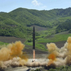 Lanzamiento del misil intercontinental a cargo de Corea del Norte, en una imagen distribuida por Pionyang, el 4 de julio-KCNA / AP