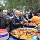 Junto al azar, el ‘culo’ y la ‘carne’ como ingredientes de la cita, se suma la paella que se reparte entre el público.-G. G.