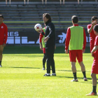 Patxi Salinas dirige un entrenamiento del Burgos CF en El Plantío-Raúl G. Ochoa