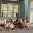 Niños del colegio de Sotillo comen a la puerta del colegio como protesta
