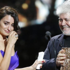 Penélope Cruz llora al recibir el César de Honor del cine francés de manos de Almodóvar, este viernes.-AP / MICHEL EULER
