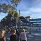 Ciudadanos frente al centro comercial evacuado en Frankston, al sur de Melbourne.-PERIODICO (TWITTER / @JUSTGEORGE2016)