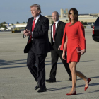 Donald Trump, presidente de EEUU, y su esposa Melania, a su llegada al aeropuerto de Palm Beach.-AP / SUSAN WALSH