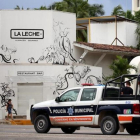La policía custodia el restaurante "La Leche" donde se produjo el secuestro de un grupo de presuntos miembros del crimen organizado.-EFE / ULISES RUIZ BASURTO