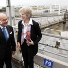 Bernard Cazeneuve y Theresa May ayer en Calais.-Foto: AP/ M.S.