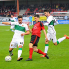 Álex García trata de arrebatar un balón a un jugador del Elche en el último choque en Anduva-Jose Esteban Egurrola