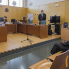 El expresidente de Caja de Burgos, José María Arribas, se sentó durante 45 minutos en el banquillo de los acusados. ISRAEL L. MURILLO