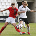 Machín pugna por un balón durante el amistoso contra el Real Burgos.-SANTI OTERO 