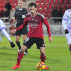 Eguaras controla el balón en el partido disputado ante el Numancia.-JOSÉ ESTEBAN EGURROLA