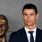 Cristiano Ronaldo, junto a su busto en Madeira-AFP / FRANCISCO LEONG