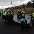 Policías locales y Bomberos retiran las chapas de la carretera. POLICÍA LOCAL