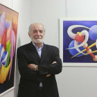 Guillermo García Nieto, junto a dos cuadros que componen la parte pictórica de la muestra.-Raúl Ochoa