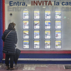 Imagen de un escaparate con anuncios de alquiler de vivienda.-ISRAEL L. MURILLO
