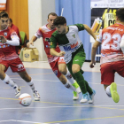 Oli, que marcó ayer por partida doble, conduce el balón  rodeado de contrarios.-ISRAEL L. MURILLO