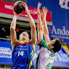 Stevic gana la partida a Carlos Suárez en un partido con el Andorra.-ACB PHOTO / ALBERT MARTÍN
