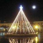Un árbol de Navidad iluminado en la Plaza Mayor de Villarcayo el año pasado.-ECB