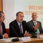 El consejero de Educación, Fernando Rey (C); acompañado del director territorial de CaixaBank de Castilla y León y Asturias, José Manuel Bilbao(I); y del delegado de la Junta, Luis Domingo González(D), inaugura IV Jornada de Trabajo del Programa Educativo-ICAL