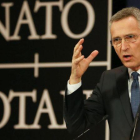 Stoltenberg gesticula durante la presentación del informe anual de la OTAN correspondiente al 2017, el 15 de marzo, en Bruselas.-EFE / OLIVIER HOSLET