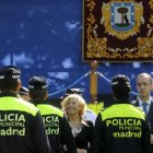 Fotografía facilitada por el Ayuntamiento de Madrid de su alcaldesa Manuela Carmena junto al secretario de Estado de Seguridad Francisco Martinez.-NIP (EFE)