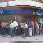 Las oficinas del club registraron ayer sus ya habituales colas de las campañas de captación.-ECB